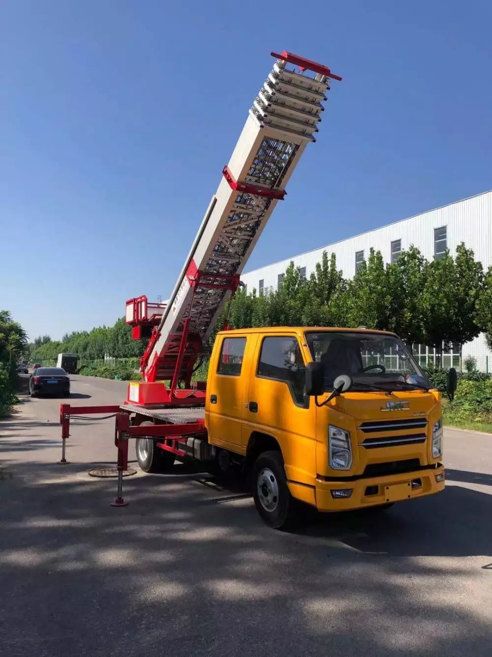 莒南附近的云梯车出租服务：轻松解决高空作业需求